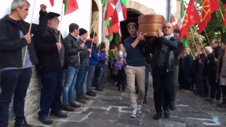 Berako elizan agurtu dute ehunka herritarrek Josu Goia. (NAIZ.EUS)