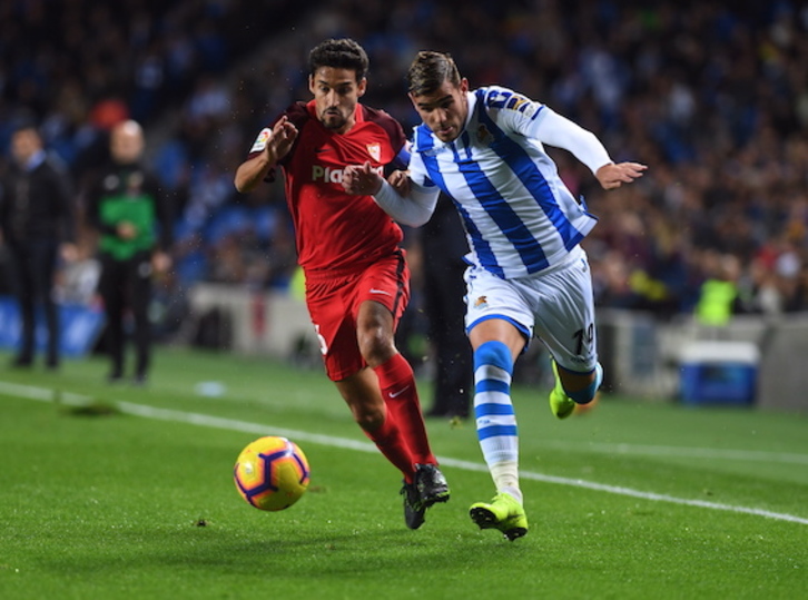 Theo pugna por un balón con un jugador adversario. (Jon URBE/FOKU)