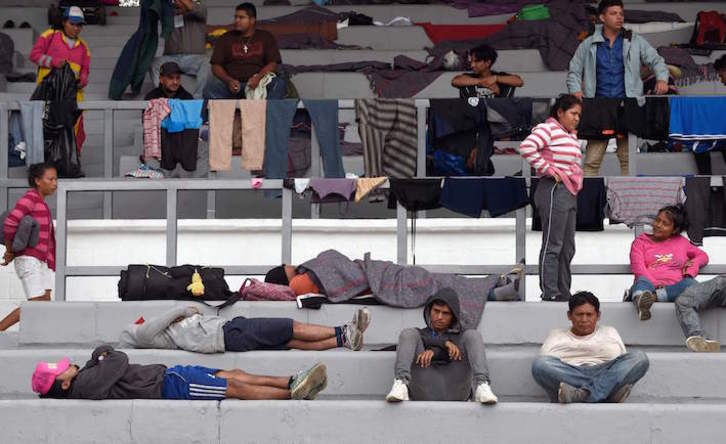 Los primeros migrantes de la caravana se alojan temporalmente en un estadio deportivo de Ciudad de México. (Alfredo ESTRELLA/AFP)