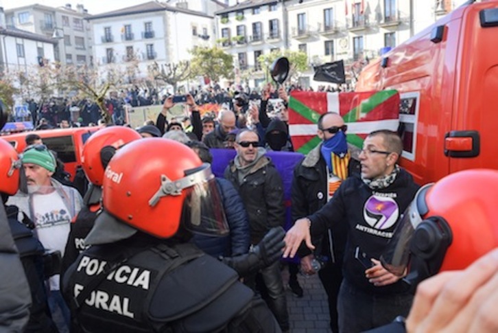 Agentes de Policía Foral, en el cordón que realizaron durante el acto de Altsasu. (Idoia ZABALETA/FOKU)