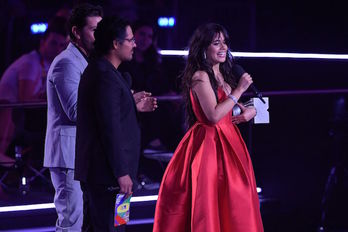 La intérprete cubano-estadounidense se alzó con el galardón a mejor artista. Lluis GENE. AFP.