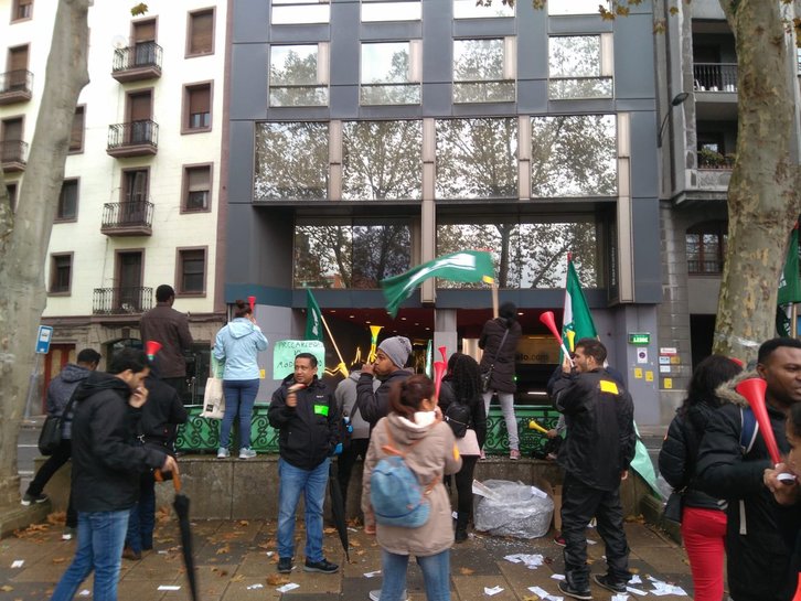 Concentración a las puertas del hotel Nervión