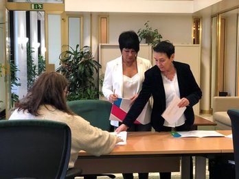 Maddalen Iriarte y Jone Goirizelaia han registrado la propuesta. (@ehbildu_legebil)