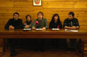 Imagen de la rueda de prensa en la que Iruñeko Euskalgintza ha ofrecido su valoración de la nueva Ordenanza del Euskara.