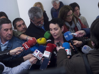 Jone Goirizelaia, atiende a los medios de comunicación. (Luis JAUREGIALTZO / FOKU)