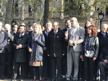 Lloveras y Buch han acudido a declarar arropados por Quim Torra, diputados del Parlament y representantes de la AMI y la ACM. (@AMI__cat)