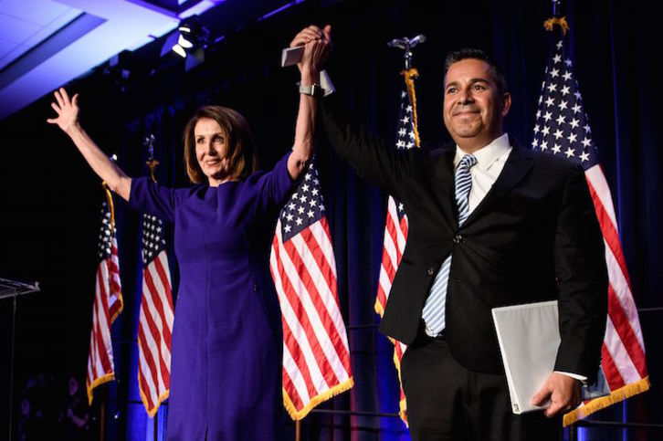 La líder del Partido Demócrata en la Cámara Baja, Nancy Pelosi, celebra los resultados junto a su compañero de partido Ryan Lujan. (Brendan SMIALOWSKI/AFP) 