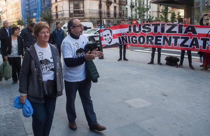 Manu Cabacas y Fina Liceranzu, padre y madre de Iñigo, a su llegada al juzgado. (Luis JAUREGIALTZO/FOKU)