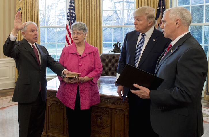 Jeff Seassons durante la jura de su cargo, en febrero de 2017. ( SAUL LOEB / AFP)