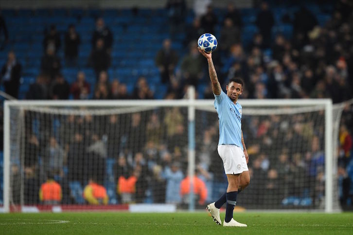 Gabriel Jesús (Manchester City) se lleva el balón tras anotar tres goles ante el Shakhtar. (OLI SCARFF / AFP)