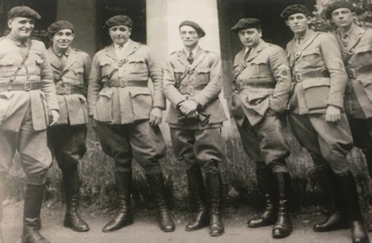 Imagen de los primeros agentes del Cuerpo de Policías de Carreteras de Nafarroa en 1931. (FOTOGRAFÍAS DEL LIBRO ‘90 AÑOS: POLICÍA FORAL DE NAVARRA)