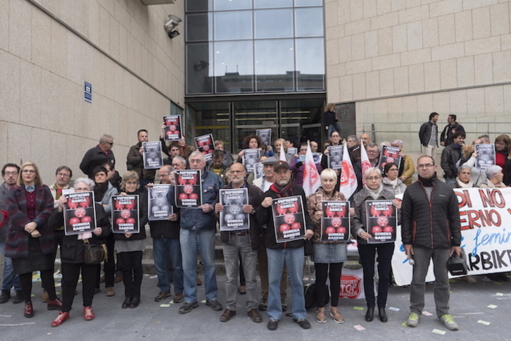 Concentración de afectados por hipotecas en Donostia para denunciar la decisión del Supremo. (Andoni CANELLADA/FOKU) 