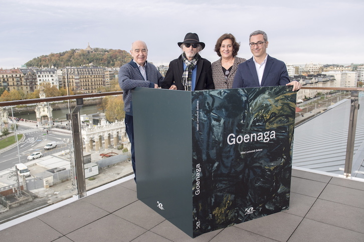 Los participantes en la presentación posan en la terraza de Tabakalera. (Juan Carlos RUIZ /FOKU)