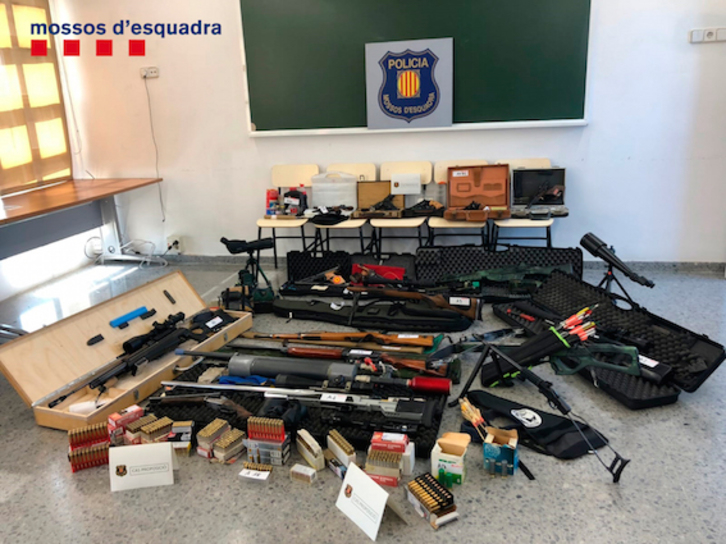 Arsenal de armas descubierto en casa del detenido que quería matar a Sánchez. (MOSSOS/AFP)