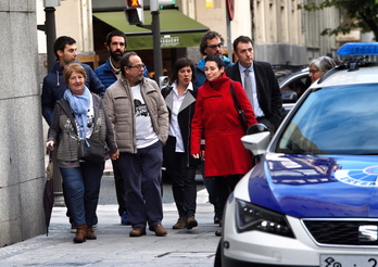 Fina Liceranzu, Manu Cabacas y Jone Goirizelaia, antes de asistir a la última sesión del juicio. (FOKU)