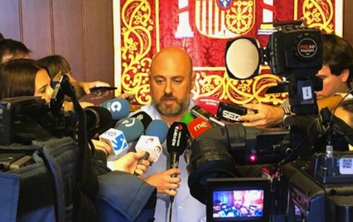Arasti, realizando unas declaraciones a los medios. (DELEGACIÓN DEL GOBIERNO ESPAÑOL EN NAFARROA)