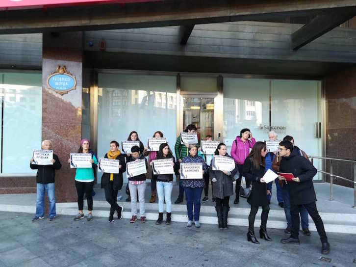 Santander bankuak Eliptika plazan duen egoitzaren aurrean egin dute elkarretaratzea. (LAB)