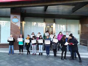 Santander bankuak Eliptika plazan duen egoitzaren aurrean egin dute elkarretaratzea. (LAB)