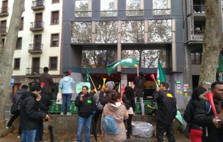 Concentración a las puertas del hotel nervión. (ELA).