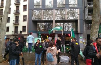 Concentración a las puertas del hotel nervión. (ELA).