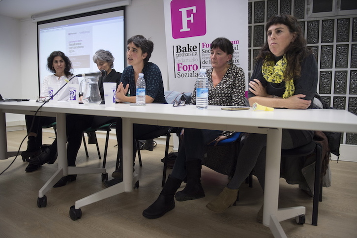 Charla organizada por el Foro Social en Donostia. (Juan Carlos RUIZ / FOKU)
