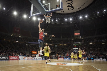 Toko Shengelia culmina un contraataque. (Endika PORTILLO / FOKU)