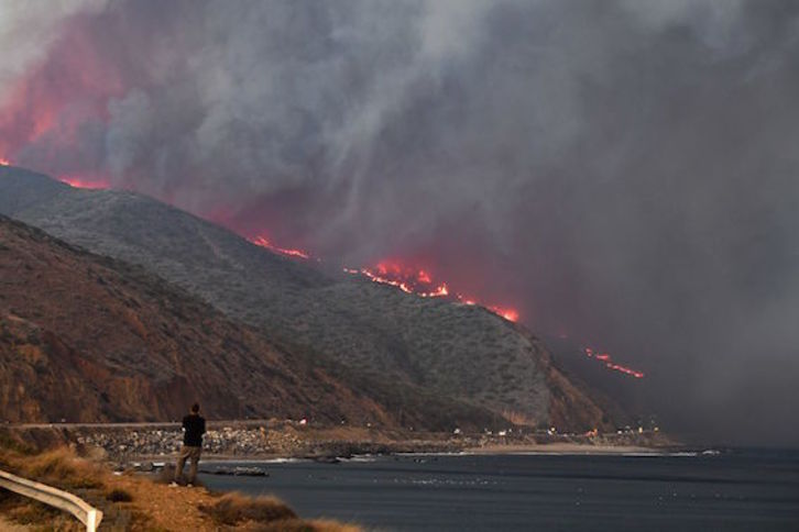 El incendio Wooley que azota la Costa Pacífica. (Robyn BECK/AFP)