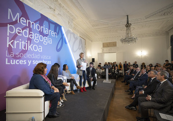 Aita indarkeriaren ondorioz galdu zuten bost biktimak hartu dute parte ekitaldian. (IREKIA)