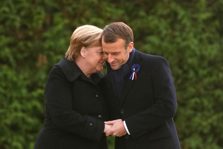 Merkel y Macron, cogidos de la mano. (Philippe WOJAZER/AFP)