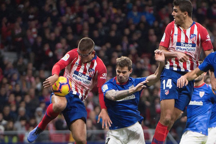Montero y Rodrigo se disputan el balón con Iñigo Martínez. (Curto DE LA TORRE/AFP)