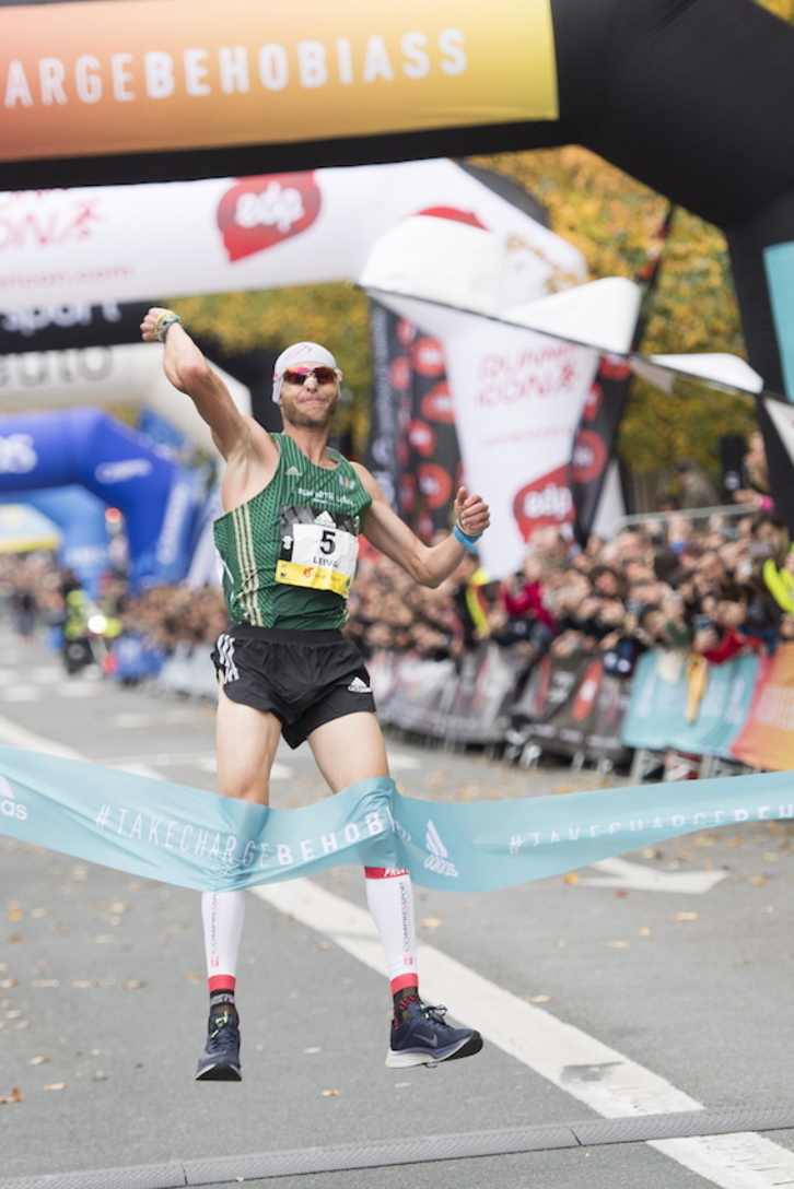 Jaume Leiva, garaipena ospatzen helmugan. (Juan Carlos RUIZ/FOKU)
