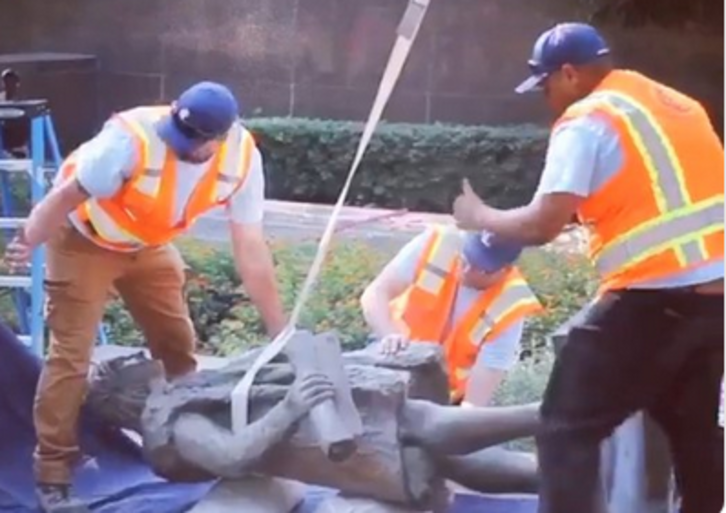 Retirada de la estatua de Colón en Los Angeles.