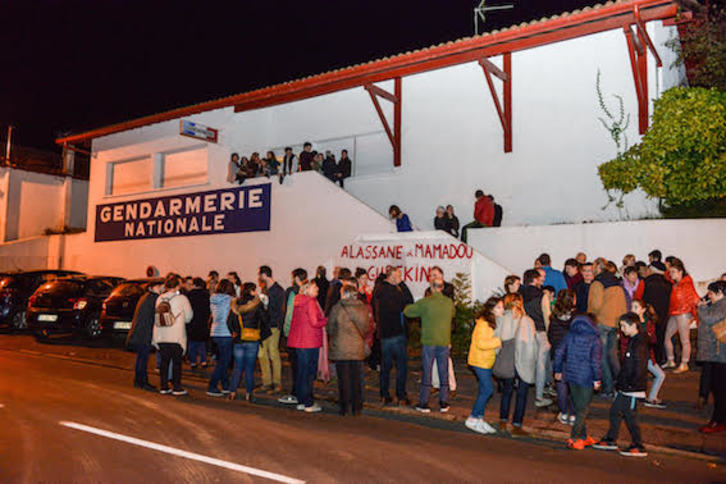 Hazparneko komisaldegia, jendez lepo. (Isabelle Miquelestorena)