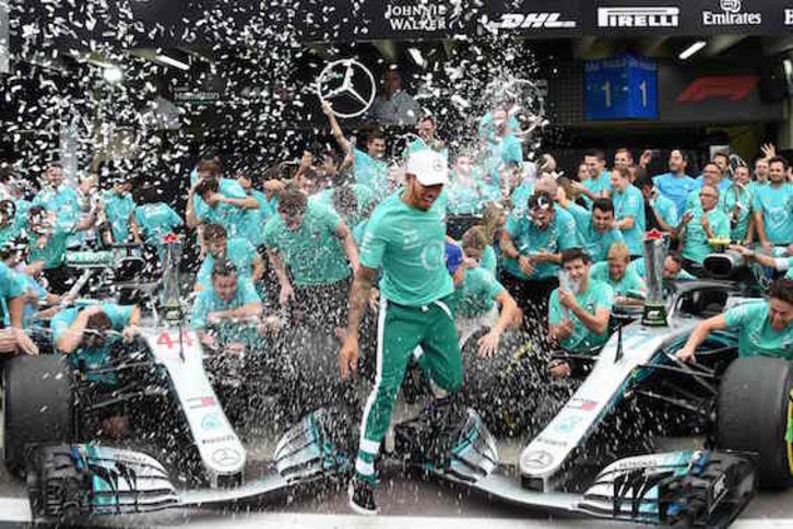 Hamilton celebra la victoria de Intergalos con su escudería. (Evaristo SA/AFP)