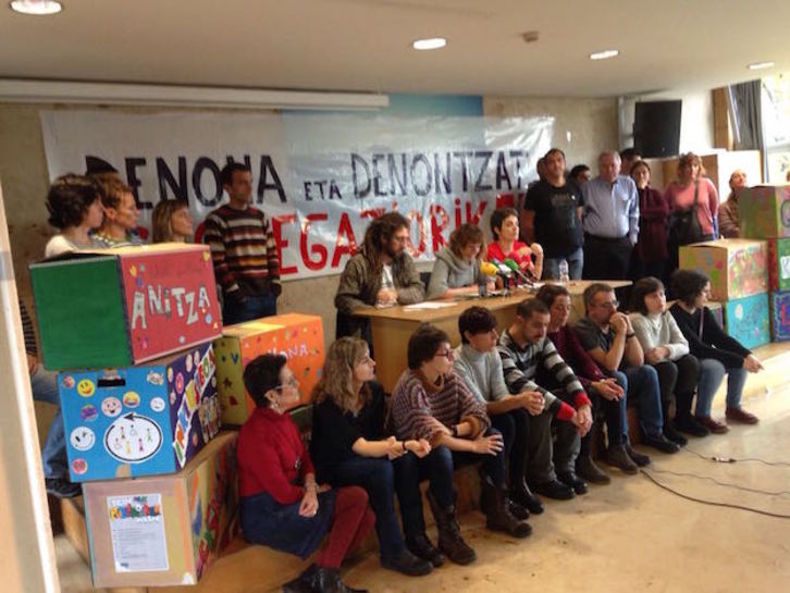 Comparecencia de Euskal Eskola Publikoaren Aldeko Plataforma, este lunes en Gasteiz. (@Eskola_Publikoa)