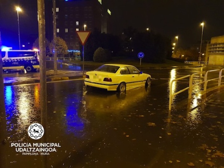 Las fuertes tormentas generaron algunas balsas de agua en Iruñea. (POLICÍA MUNICIPAL DE IRUÑEA)