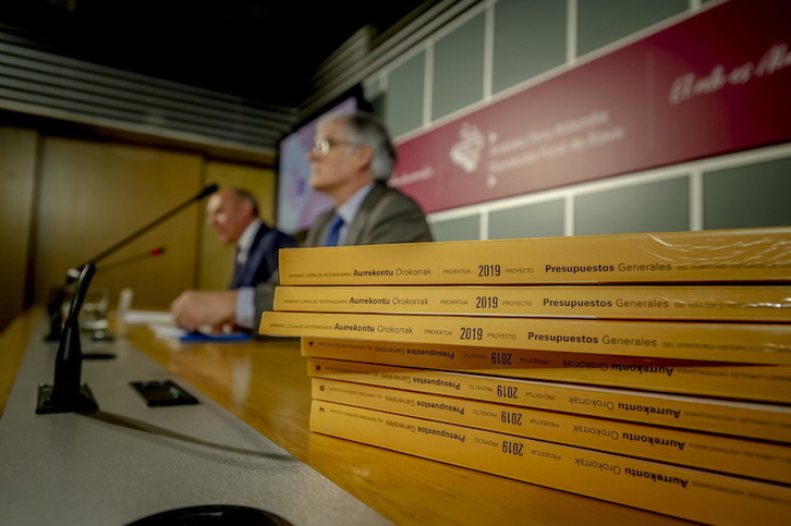Ramiro González y José Luis Cimiano presentaron el proyecto de presupuestos de Araba. (Jaizki FONTANEDA/FOKU)