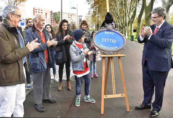 Familiares de la homenajeada han participado en el acto.