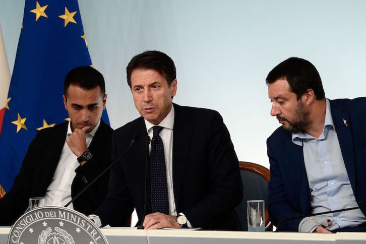 El primer ministro italiano, Giussepe Conte, flanqueado por los vicepresidentes Luigi Di Maio y Matteo Salvini. (Filippo MONTEFORTE/AFP)