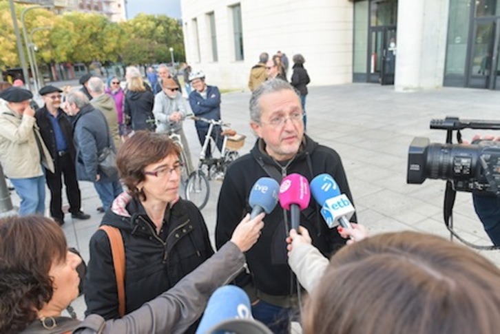 Carolina Martínez y Clemente Bernad atienden a los medios el primer día del juicio. (Idoia ZABALETA/FOKU)
