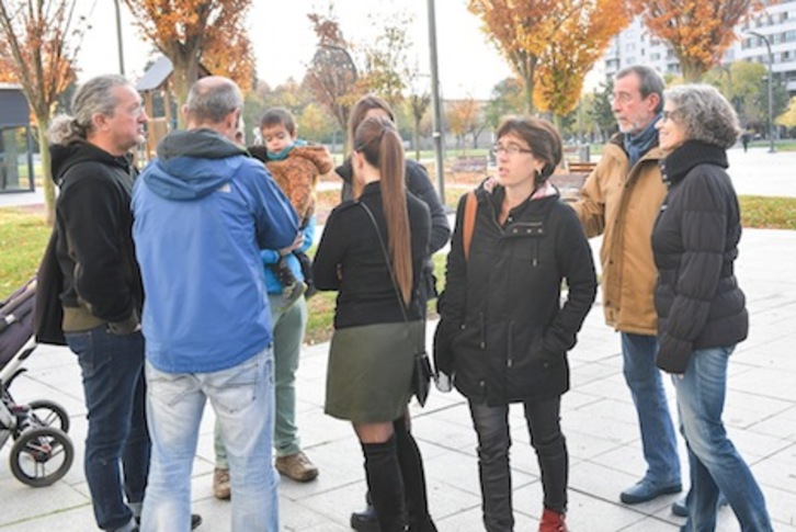 Bernad y Martínez reciben el apoyo de amigos antes de entrar el juicio. (Idoia ZABALETA/FOKU)