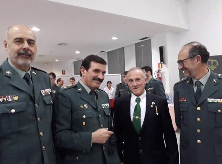 Imagen de Manuel Murillo junto a tres miembros de la Guardia Civil difundida por Jon Iñarritu.