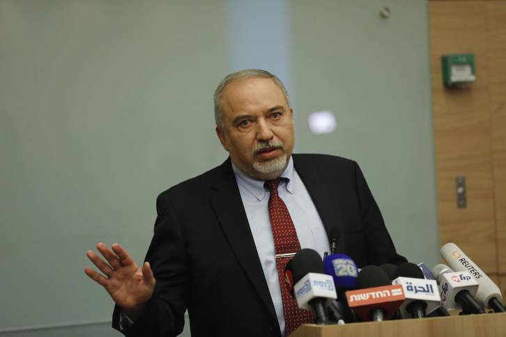 Lieberman ha comparecido para explicar los motivos de su dimisión. (MENAHEM KAHANA / AFP)