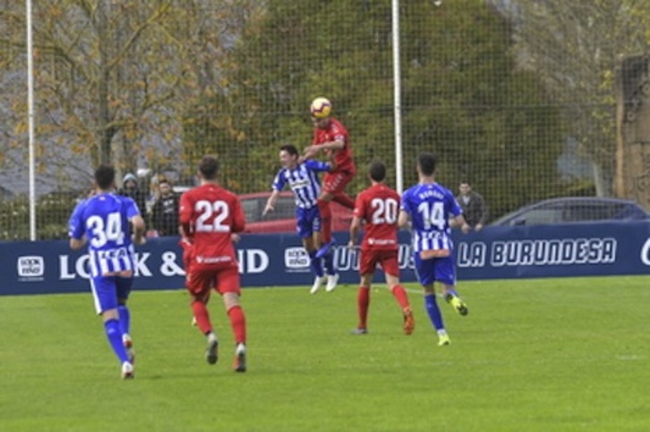 Un lance del amistoso de Osasuna ante el Alavés. (Idoia ZABALETA/FOKU)