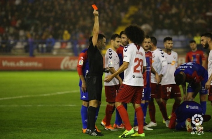 Aridane, en el momento de ver la roja. (OSASUNA)