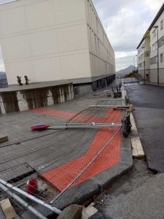 Vallas tiradas junto a los alojamientos dotacionales de Arangoiti.