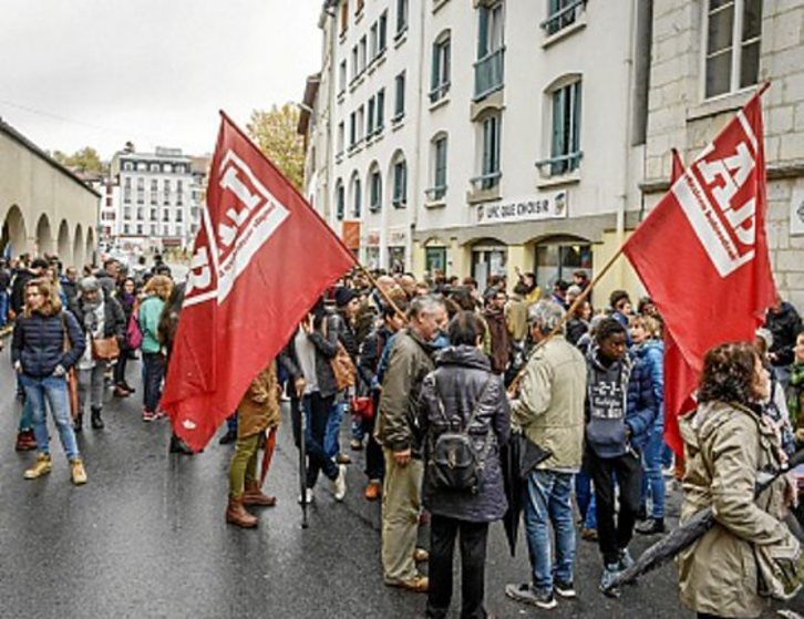 Trois cents manifestants se sont réunis lundi à Bayonne. © Isabelle MIQUELETORENA 