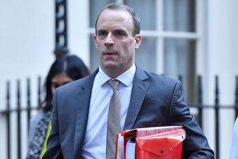 Dominic Raab, ayer miércoles en el exterior del 10 de Downing Street. (BEN STANSALL / AFP)