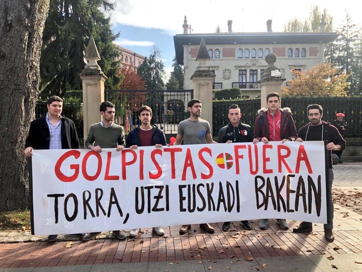 Protesta de Nuevas Generaciones del PP de Araba (@NNGGAlava)