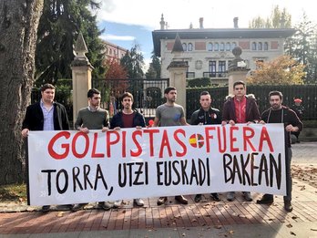 Protesta de  Nuevas Generaciones del PP de Araba (@NNGGAlava)